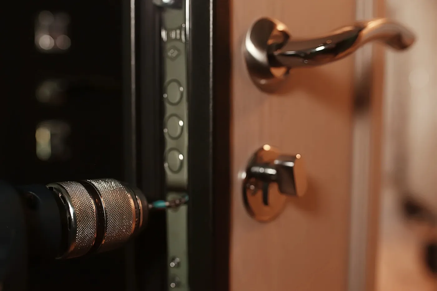 Serrure multipoints d'une porte blindée certifiée A2P à Paris
