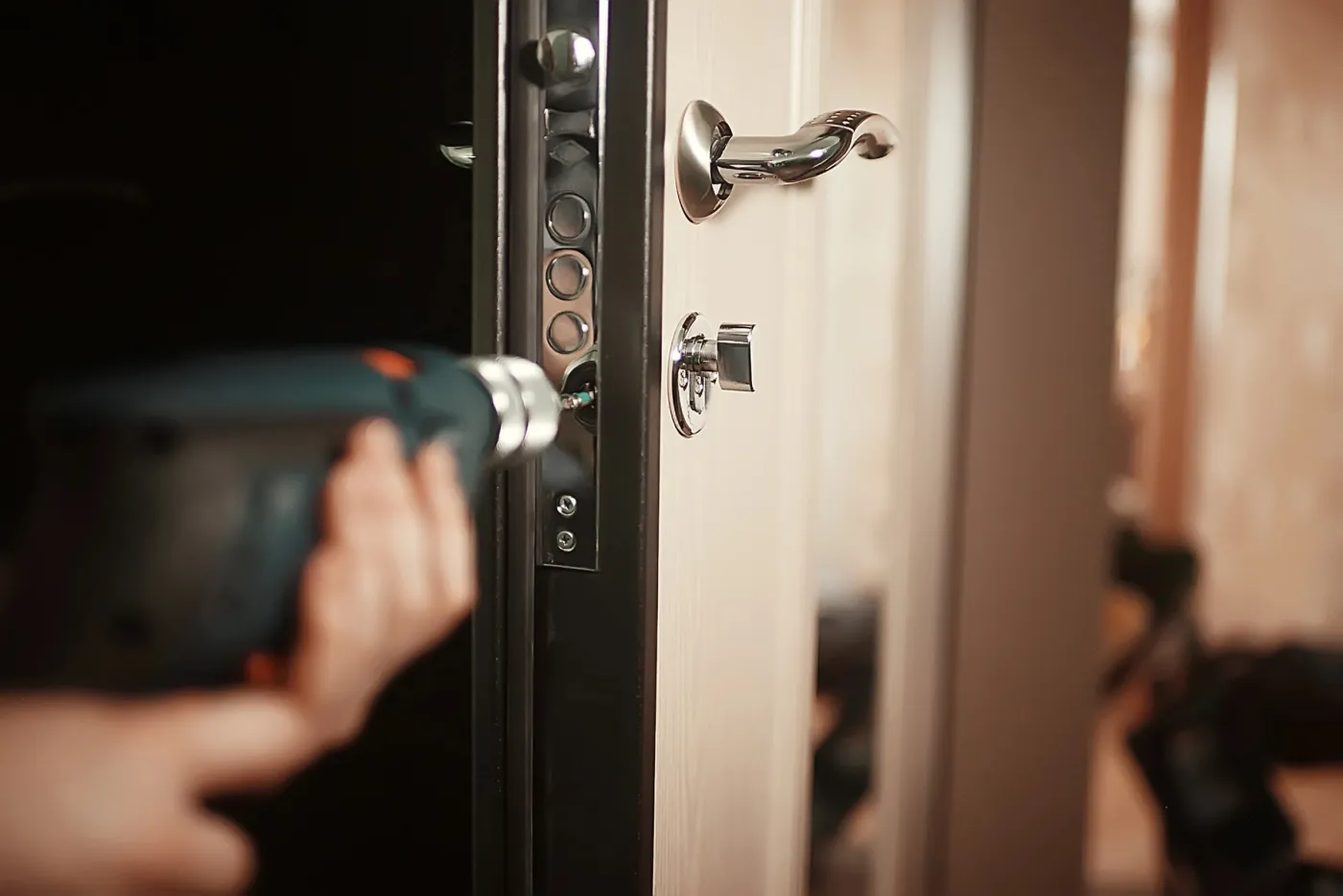 Installation d'une serrure multipoints sur une porte blindée par un serrurier